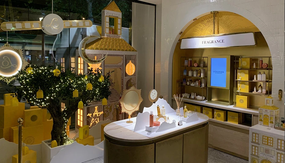 Agence création présentoires, Vitrines et agencement magasin