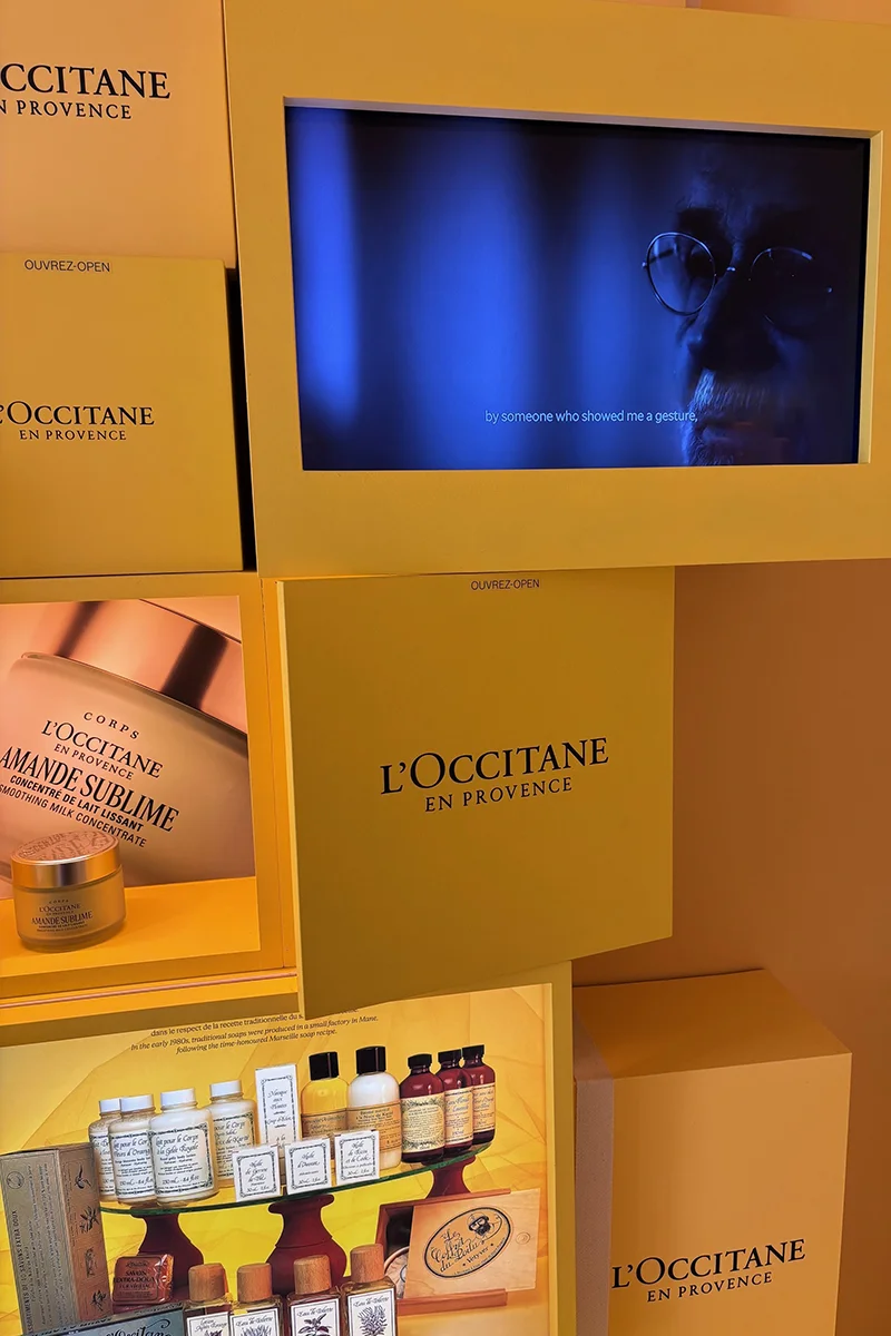 Vitrine agencement L’Occitane par Maison Magence Vitrine agencement L'Occitane par Maison Magence