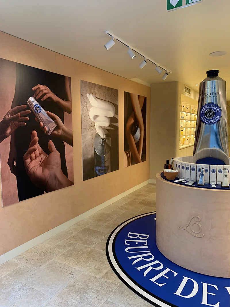 Vitrine agencement L’Occitane par Maison Magence Vitrine agencement L'Occitane par Maison Magence