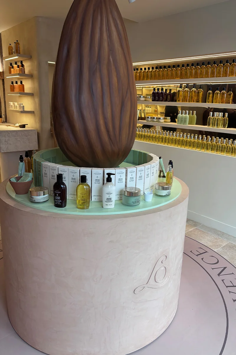 Vitrine agencement L’Occitane par Maison Magence Vitrine agencement L'Occitane par Maison Magence