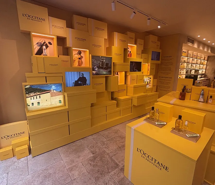 Vitrine agencement L’Occitane par Maison Magence Vitrine agencement L'Occitane par Maison Magence