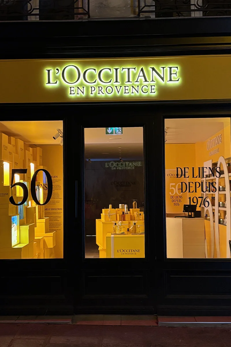 Vitrine agencement L’Occitane par Maison Magence Vitrine agencement L'Occitane par Maison Magence