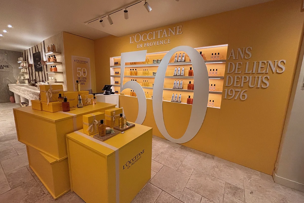 Vitrine agencement L’Occitane par Maison Magence Vitrine agencement L'Occitane par Maison Magence
