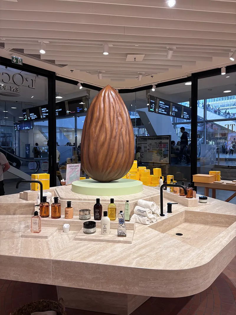 Création de vitrine pour L’Occitane, Amande sublime Création de vitrine pour L'Occitane, Amande sublime