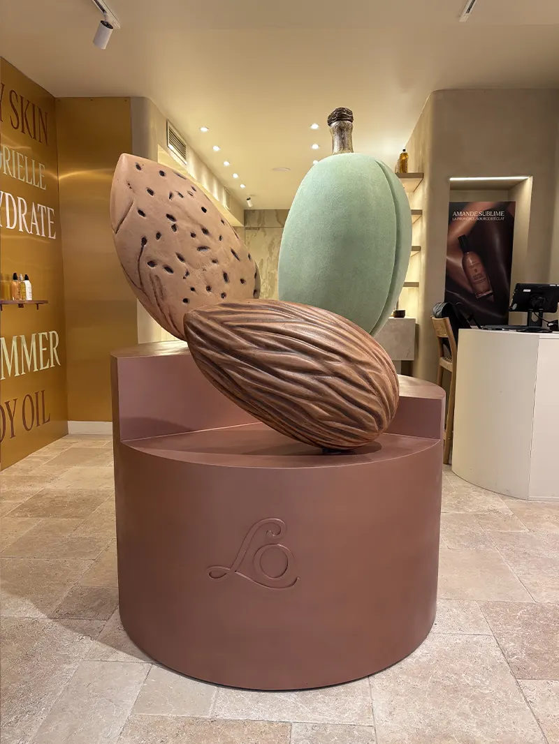 Création de vitrine pour L’Occitane, Amande sublime Création de vitrine pour L'Occitane, Amande sublime