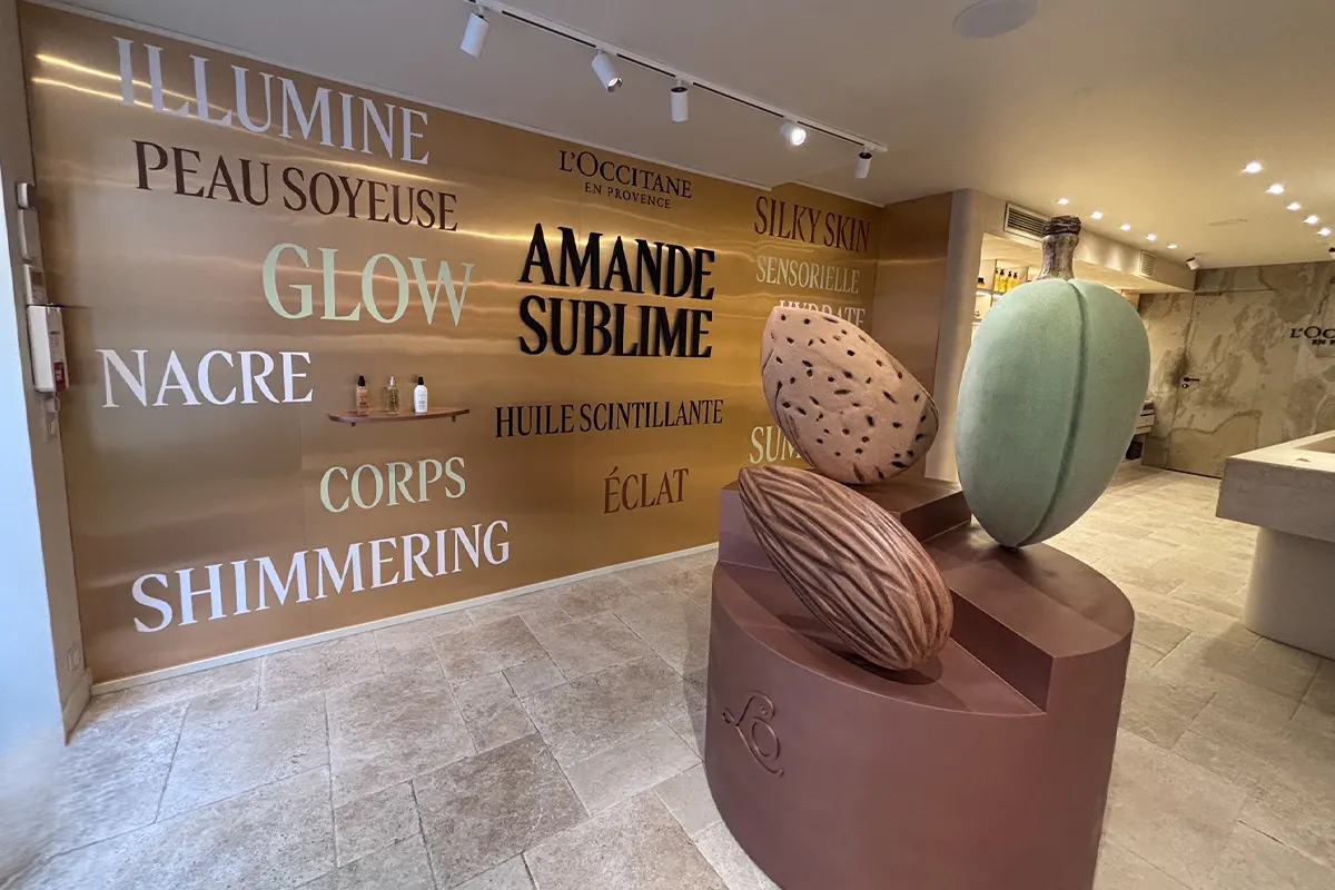 Création de vitrine pour L’Occitane, Amande sublime Création de vitrine pour L'Occitane, Amande sublime